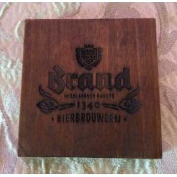 Brand bier opener van hout. (B)