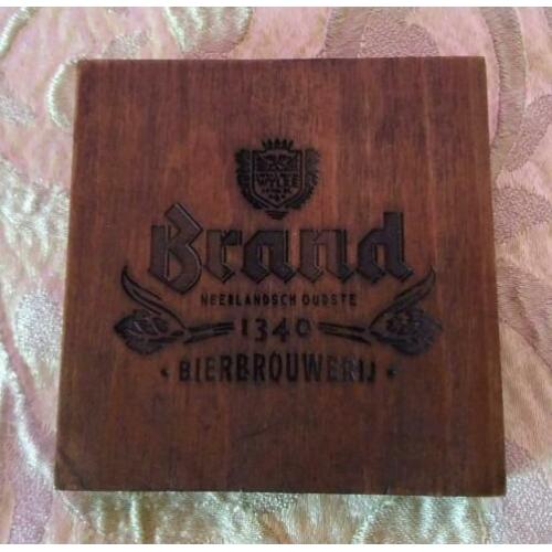 Brand bier opener van hout. (B)