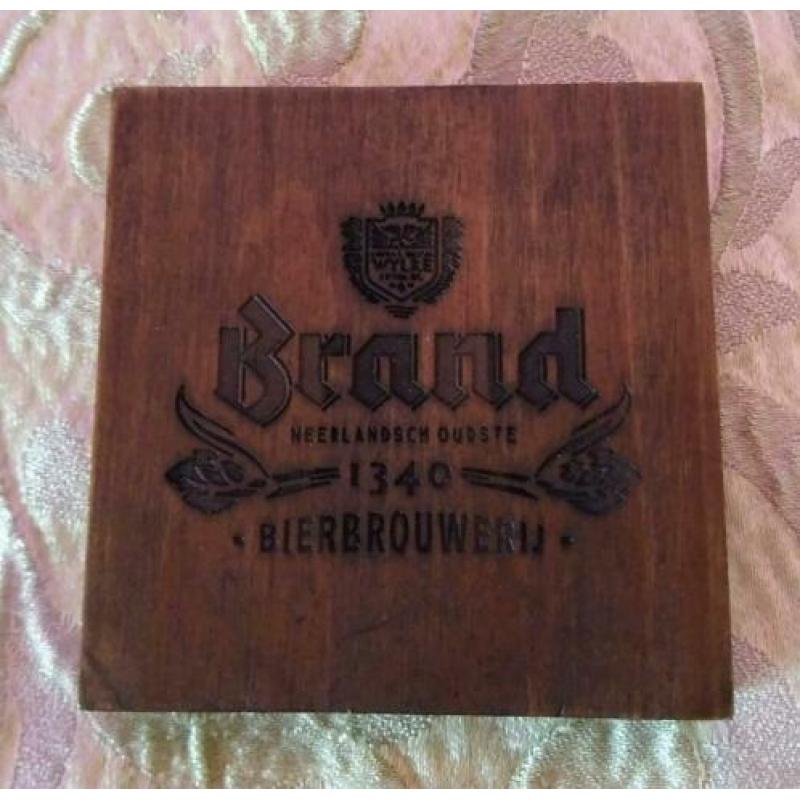 Brand bier opener van hout. (B)