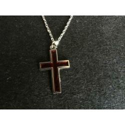 Zilverkleurige ketting met een kruisje