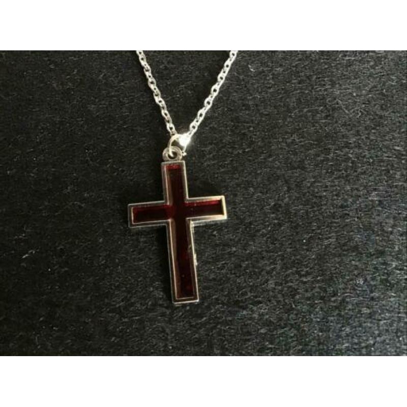 Zilverkleurige ketting met een kruisje