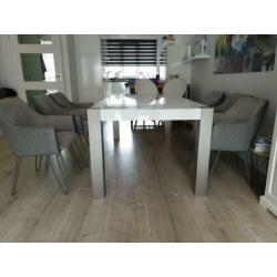 Mooie hoogglans eettafel met rvs blokpoten