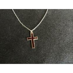 Zilverkleurige ketting met een kruisje