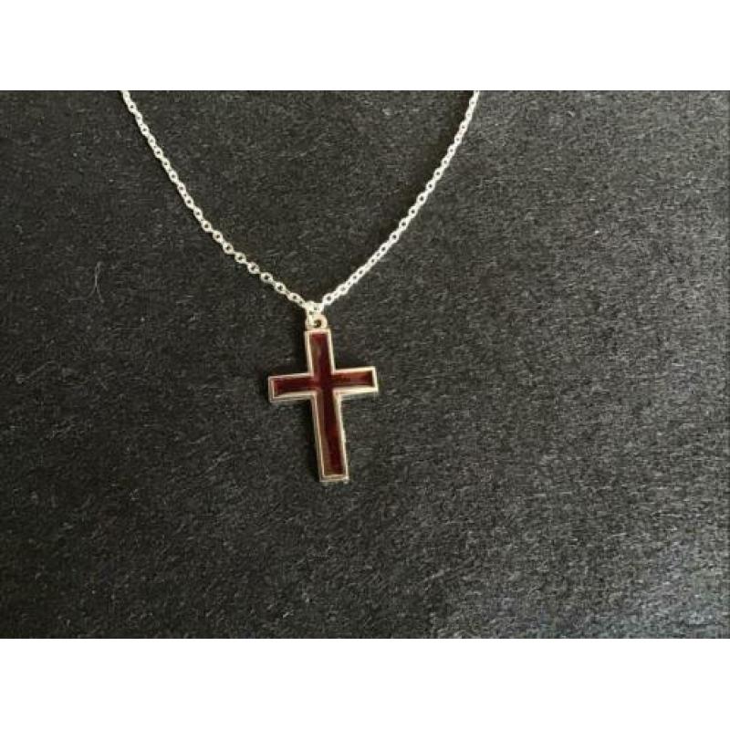 Zilverkleurige ketting met een kruisje