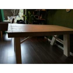 Zelfgemaakte eettafel hout