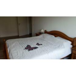 Vol massief eiken bed 160x200. met 2 nachtkastjes.