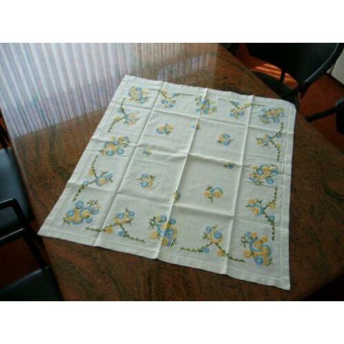 Handgeborduurd jaren 40 - 50 topkleed 75 x 69 z.g.a.n.
