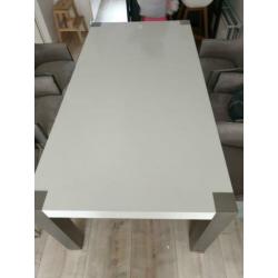 Mooie hoogglans eettafel met rvs blokpoten