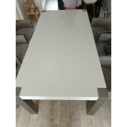 Mooie hoogglans eettafel met rvs blokpoten