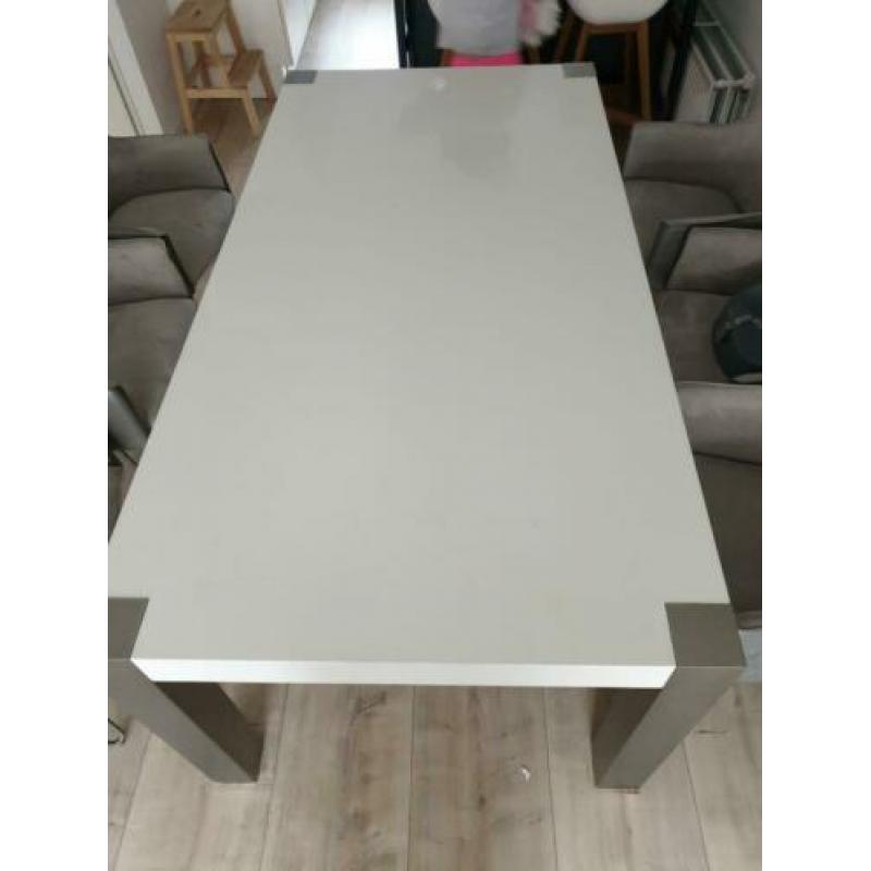 Mooie hoogglans eettafel met rvs blokpoten
