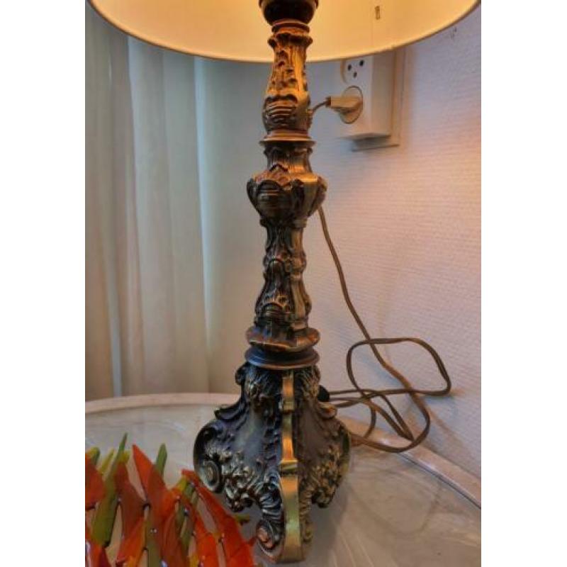 Bronzen tafellamp antiek uniek de voet is massief brons