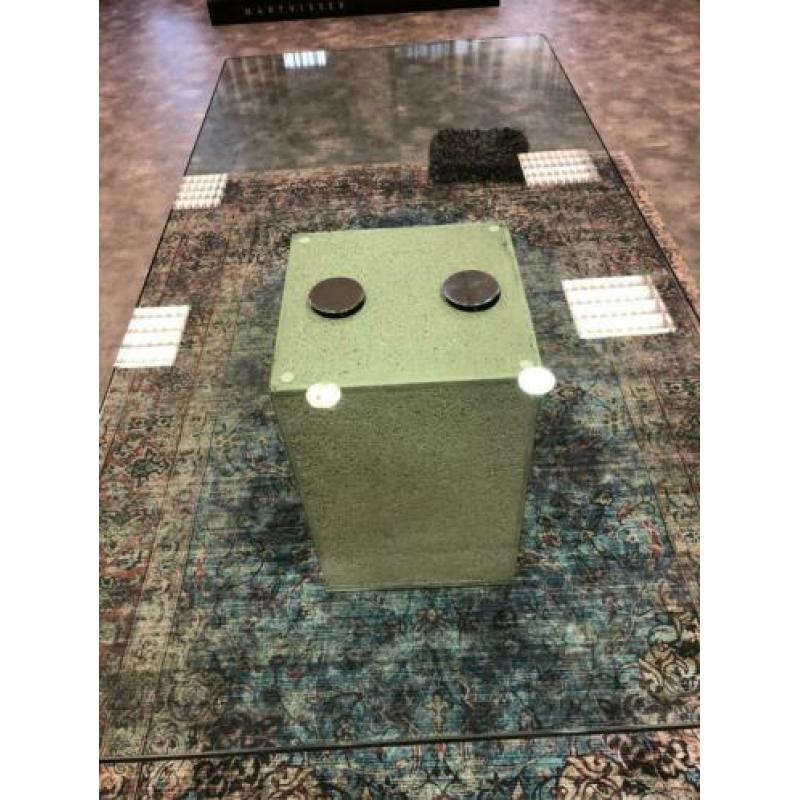 Glazen design tafel