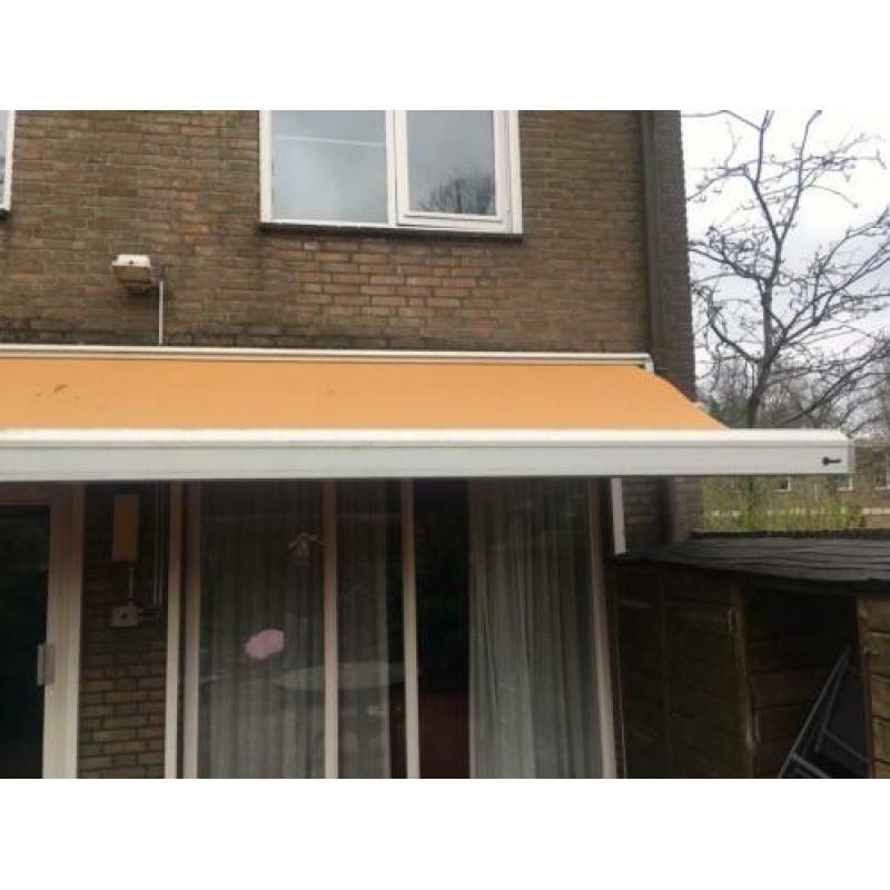 Elektrisch zonnescherm. 570 x 250