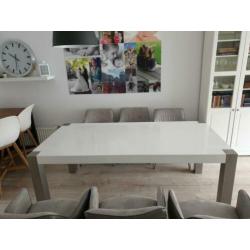 Mooie hoogglans eettafel met rvs blokpoten