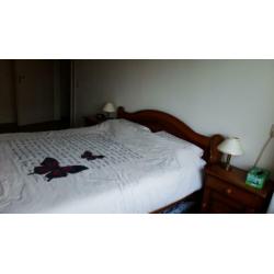 Vol massief eiken bed 160x200. met 2 nachtkastjes.
