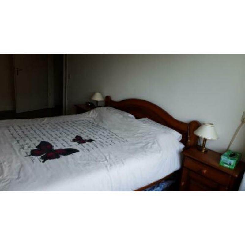 Vol massief eiken bed 160x200. met 2 nachtkastjes.