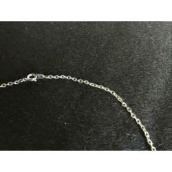 Zilverkleurige ketting met een kruisje