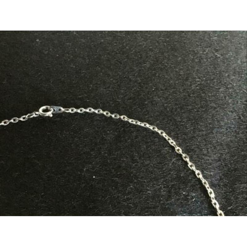 Zilverkleurige ketting met een kruisje