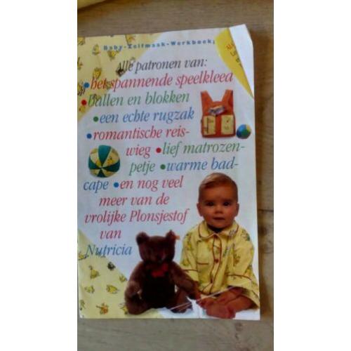Baby jasje met broekje Nutricia Plonsje stof en kleerhanger