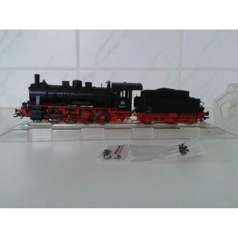 Märklin 37554 goederenstoomloc met getrokken tender van DB
