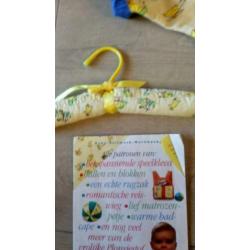 Baby jasje met broekje Nutricia Plonsje stof en kleerhanger
