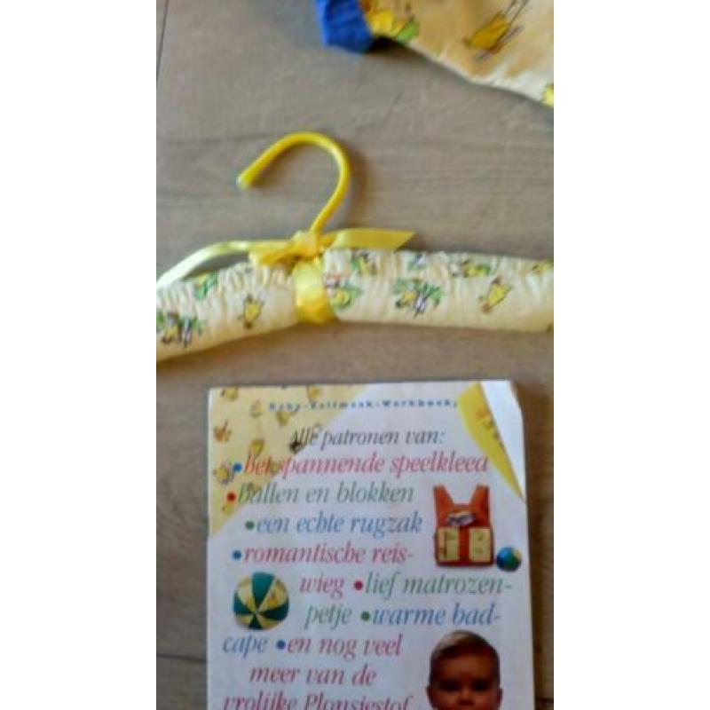 Baby jasje met broekje Nutricia Plonsje stof en kleerhanger