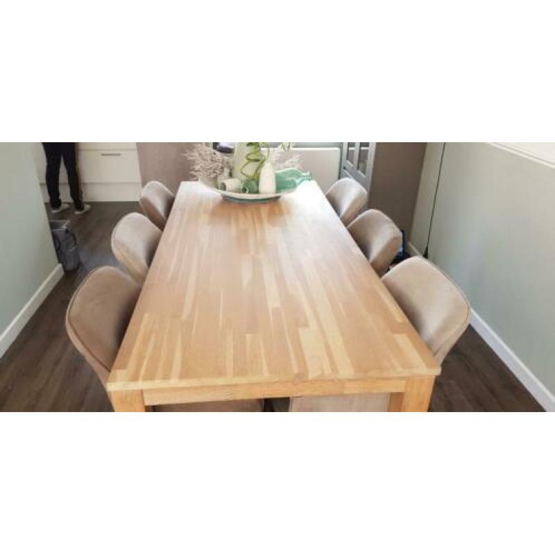 Mooie eetkamertafel en bijpassende salontafel