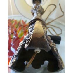 Bronzen tafellamp antiek uniek de voet is massief brons
