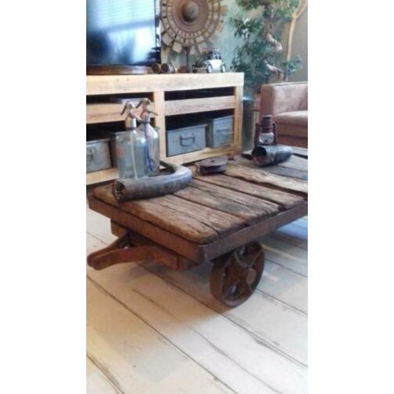 Industriële salontafel.