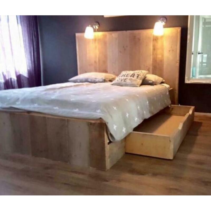 Tweepersoonsbed met hoofdbord en lade
