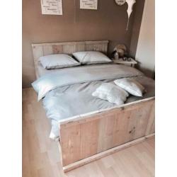 Tweepersoonsbed met hoofdbord en lade