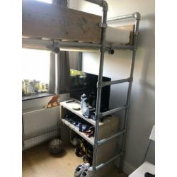 Stoere steigerhouten hoogslaper met steigerbuizen onderstel.