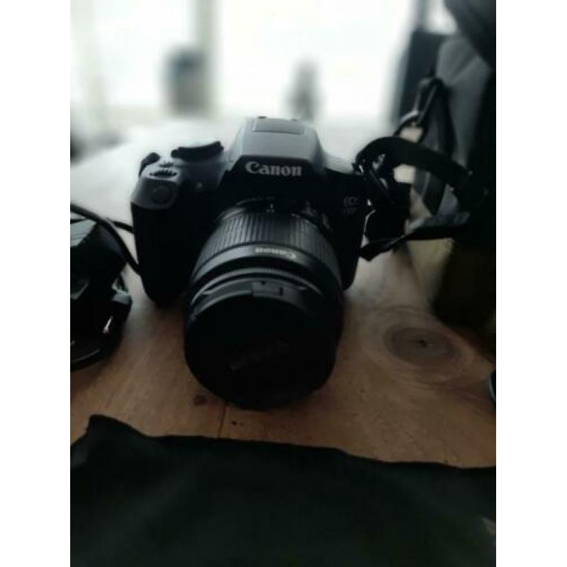 Canon EOS 1300D in top conditie compleet met toebehoren.