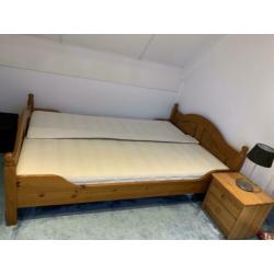 Tweepersoonsbed incl.matras en nachtkastje