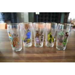 Vijf vintage longdrinkglazen, afbeeldingen diverse culturen