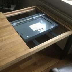 4 stoelen met wieltjes en eettafel uitschuifbaar