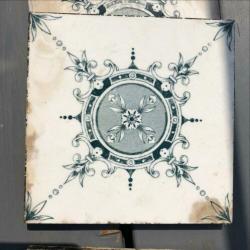 Oude doorleefde decoratie tegeltjes