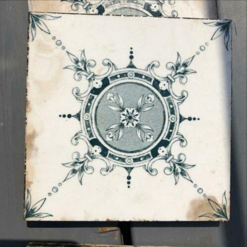 Oude doorleefde decoratie tegeltjes