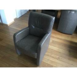 4 stoelen met wieltjes en eettafel uitschuifbaar