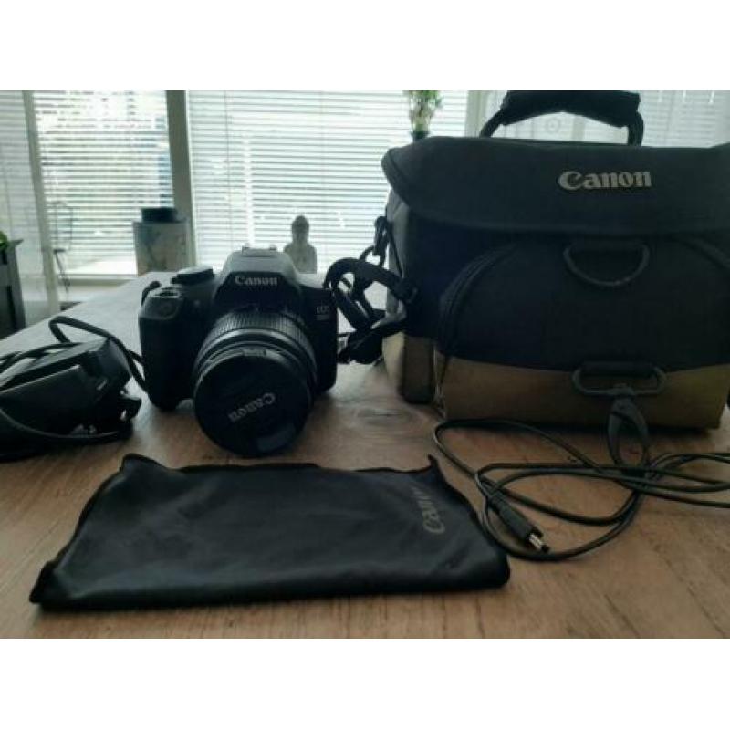 Canon EOS 1300D in top conditie compleet met toebehoren.