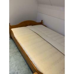 Tweepersoonsbed incl.matras en nachtkastje