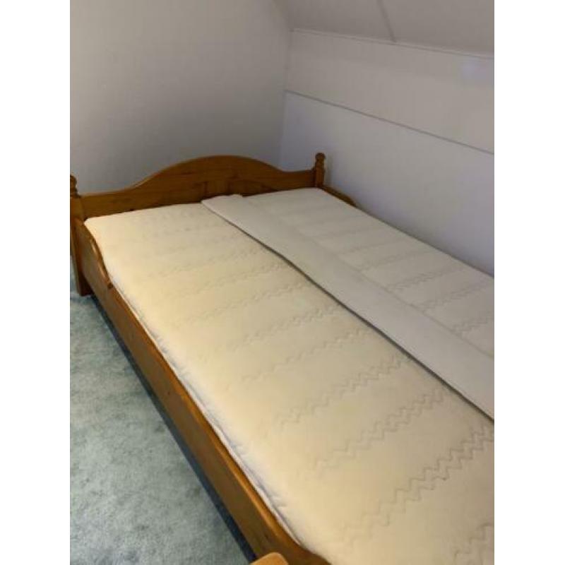 Tweepersoonsbed incl.matras en nachtkastje