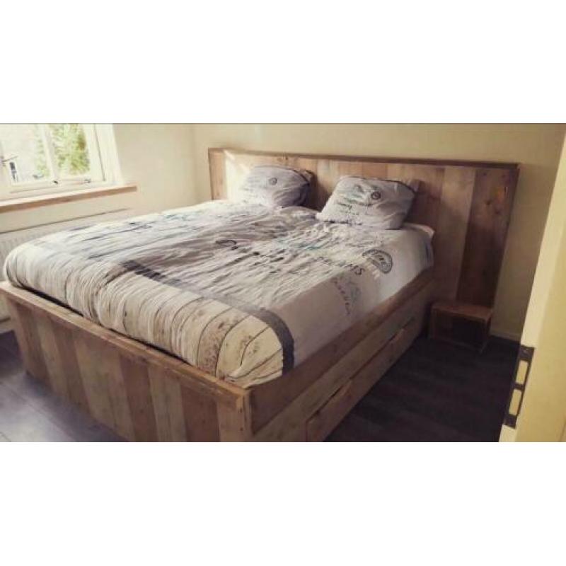 Tweepersoonsbed met hoofdbord en lade