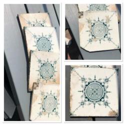 Oude doorleefde decoratie tegeltjes