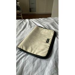Freitag 17” laptop hoes, kleur wit, rits kapot!