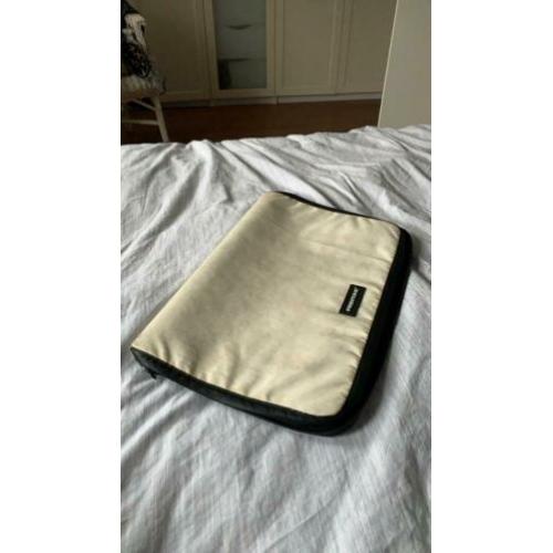 Freitag 17” laptop hoes, kleur wit, rits kapot!