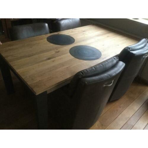 4 stoelen met wieltjes en eettafel uitschuifbaar
