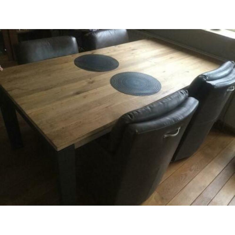 4 stoelen met wieltjes en eettafel uitschuifbaar