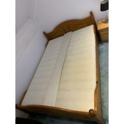 Tweepersoonsbed incl.matras en nachtkastje