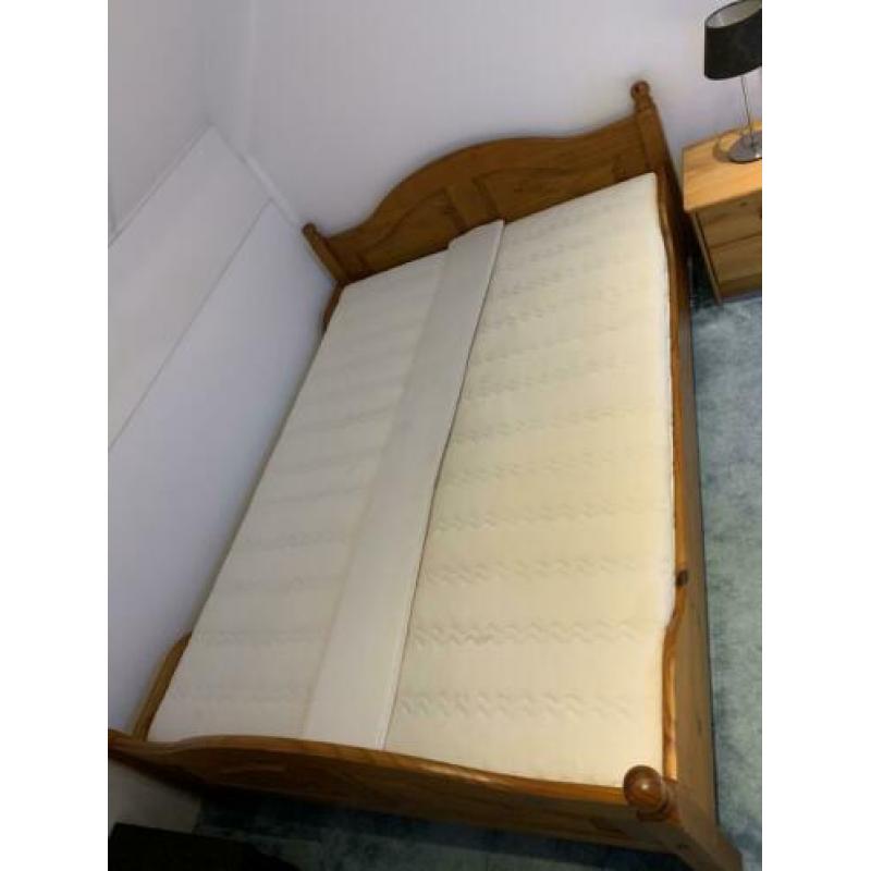 Tweepersoonsbed incl.matras en nachtkastje
